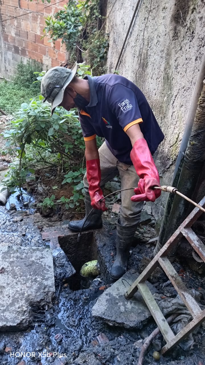 Hombre trabajando previene incidencias