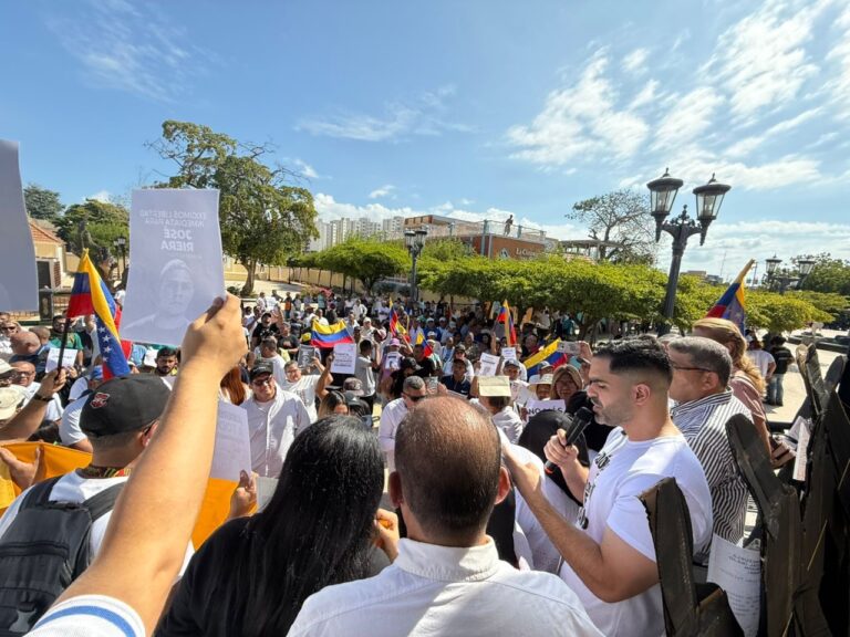 Manifestantes zulianos protestando en Santa Lucía por la liberación de los presos políticos.