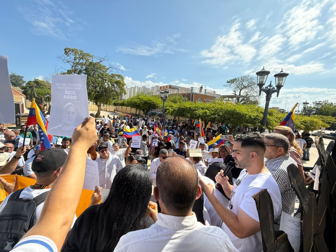 Manifestantes zulianos protestando en Santa Lucía por la liberación de los presos políticos.