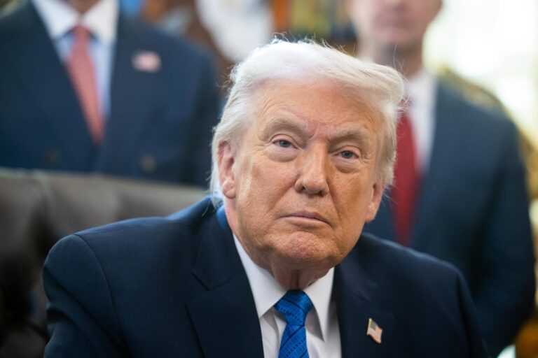 Donald Trump hablando sobre relaciones con Venezuela e Industria petrolera venezolana en la Oficina Oval.