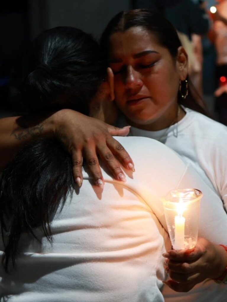 Familiares de presos políticos hacen vigilia en El Helicoide