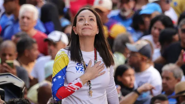 María Corina Machado hablando ante periodistas en el Congreso de los Estados Unidos sobre su regreso a Venezuela.