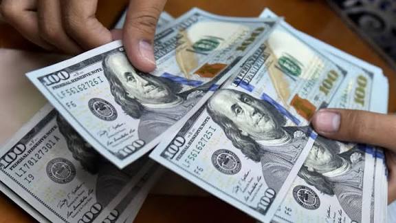 Dolares reflejando la caída del dólar paralelo en el mercado venezolano.