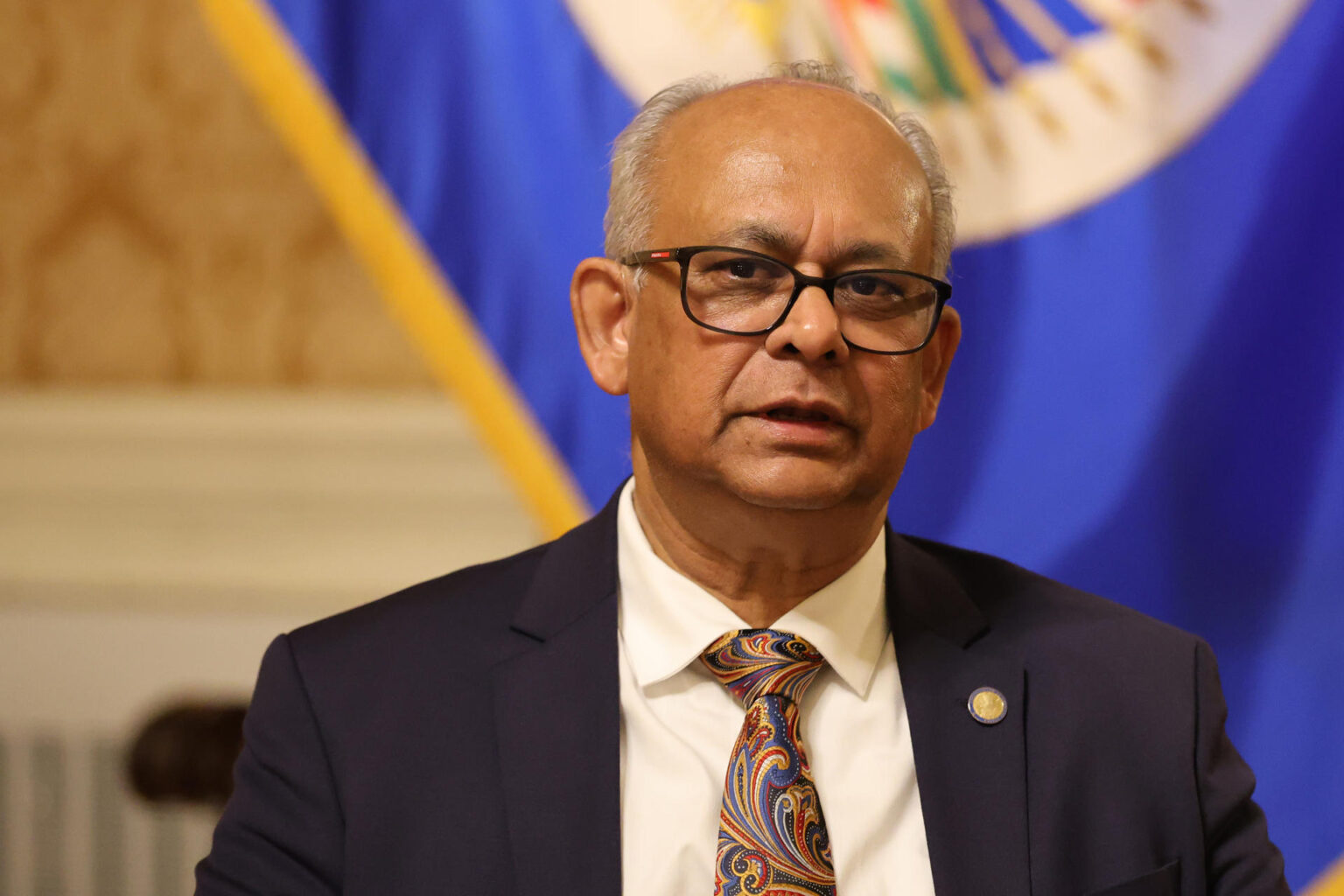 Secretario general de la OEA, Albert Ramdin, durante declaración sobre presos políticos en Venezuela.