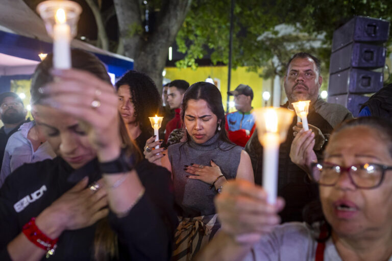 Manifestantes durante la vigilia chavista en la plaza Bolívar de Caracas por las víctimas de los ataques.