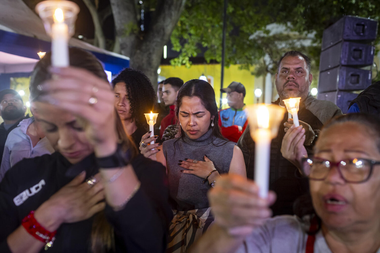 Manifestantes durante la vigilia chavista en la plaza Bolívar de Caracas por las víctimas de los ataques.