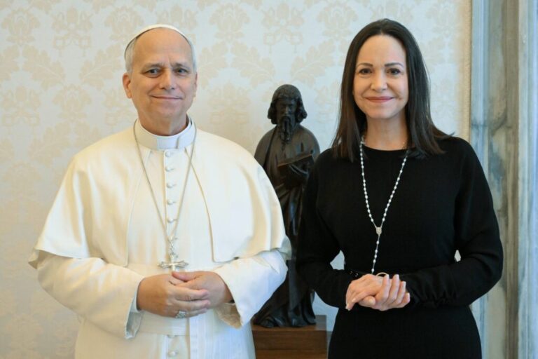 El papa León XIV y la figura de oposición María Corina Machado, en reunión en el Vaticano para respetar la voluntad de democracia en Venezuela.