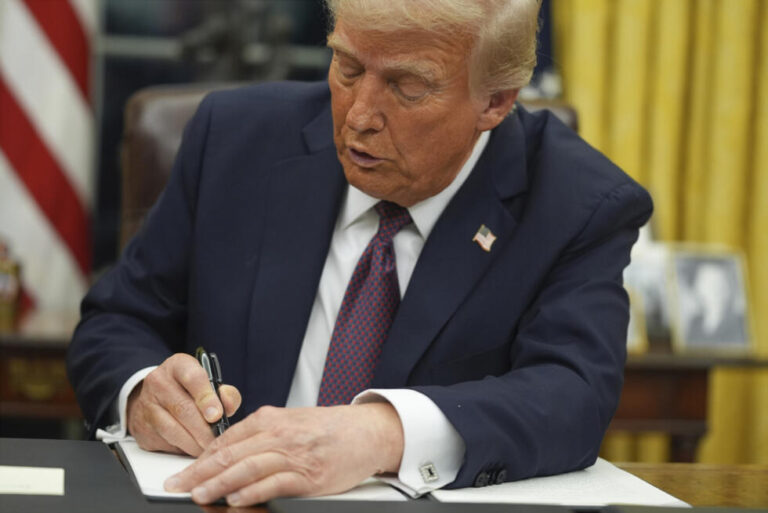 Donald Trump firma arancel del 25%