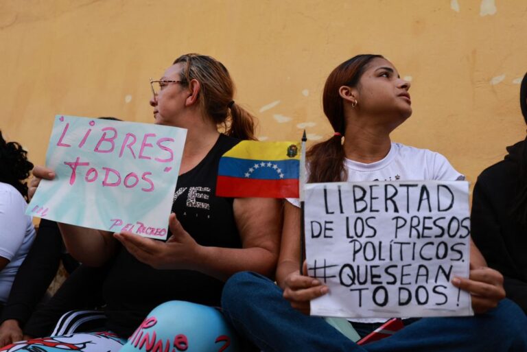 Familiares celebran la salida de adolescentes liberados en Barcelona Anzoátegui tras medidas judiciales.