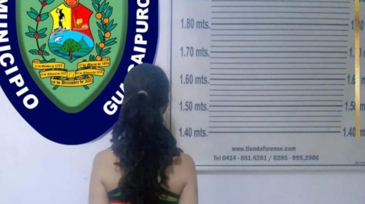 mujer arrestada
