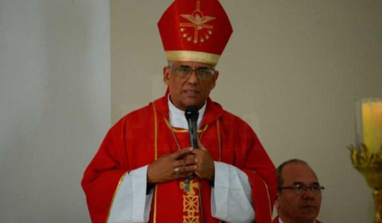 Mons. Víctor Basabe, Arzobispo de Barquisimeto, durante un pronunciamiento público para liberación de presos políticos.