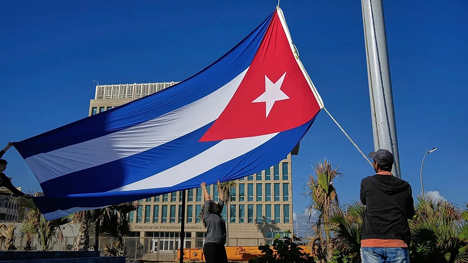 Bandera de Cuba en un acto oficial relacionado con la repatriación de cuerpos de militares fallecidos en Venezuela.