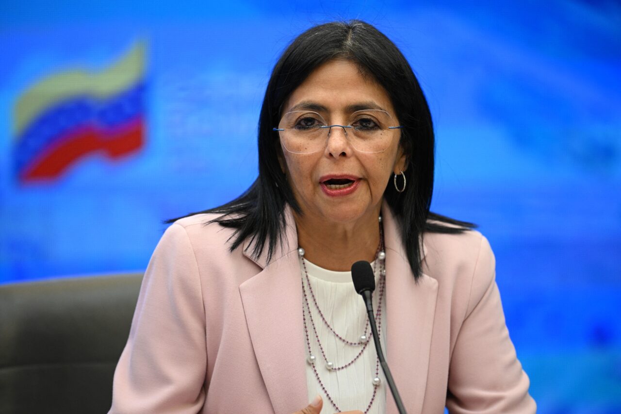 Delcy Rodríguez refiriéndose al enviado de Venezuela a Washington para reuniones de diplomacia, mientras líder de oposición, Machado, esta de visita