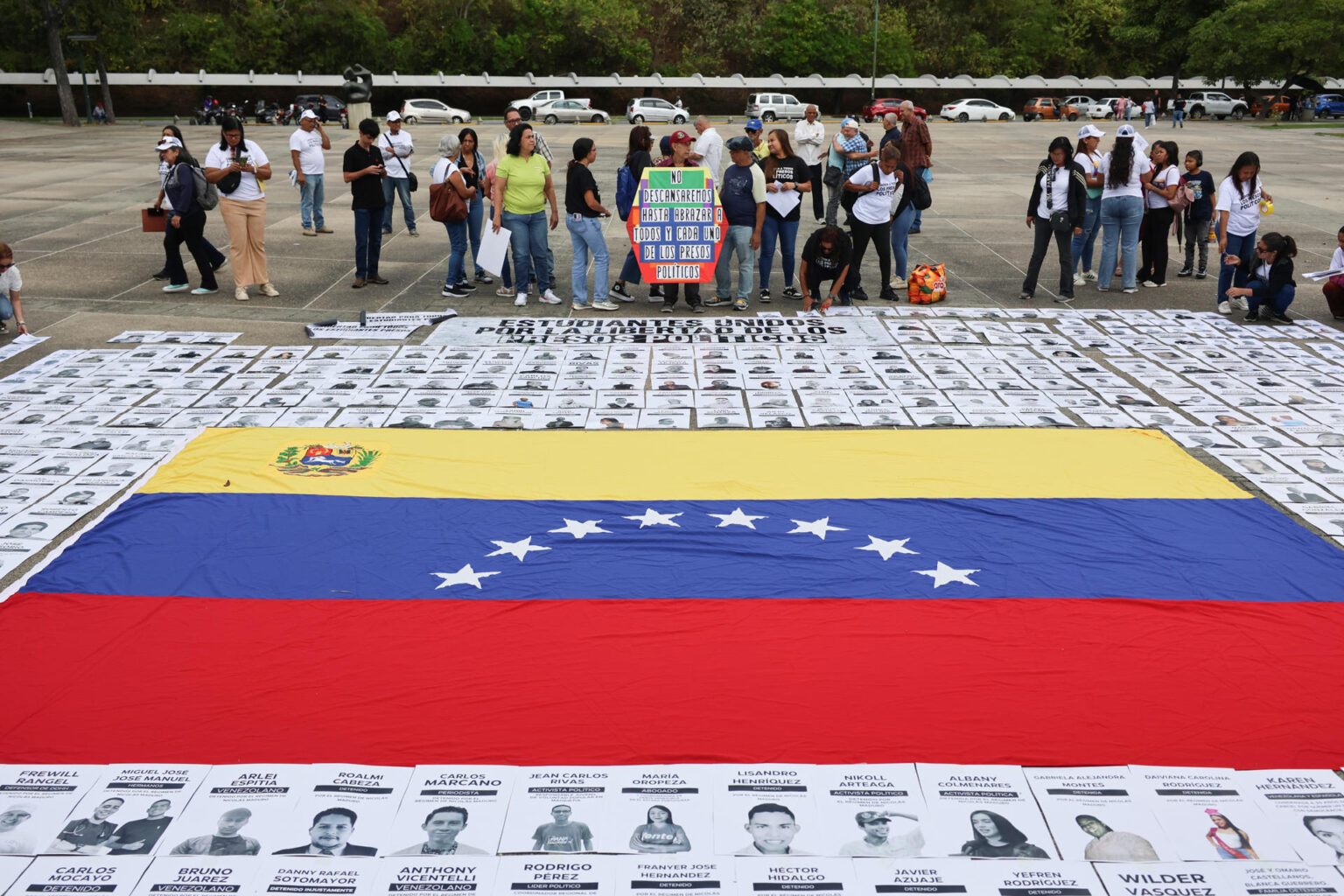 Estudiantes UCV y familiares de detenidos exigen justicia en la Plaza Rectorado de Caracas.