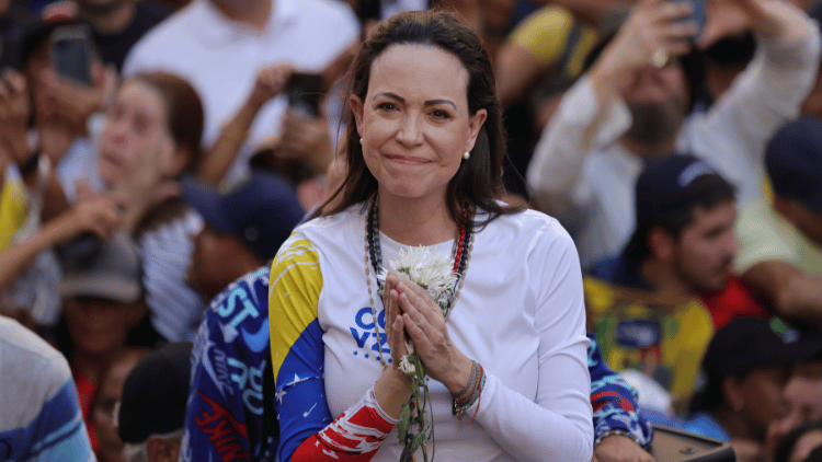 María Corina Machado, líder opositora venezolana, celebra la excarcelación de presos políticos, declarando que, "nuestros héroes regresan a casa".