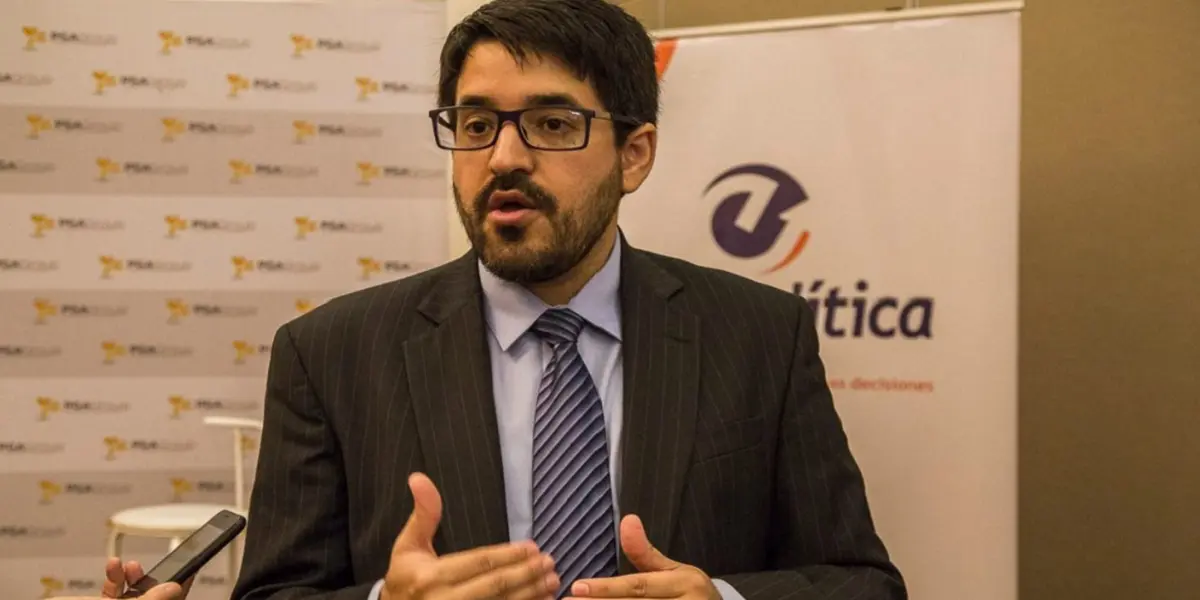 El analista petrolero Luis Oliveros durante una conferencia sobre el sector energético venezolano.