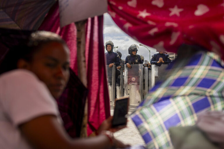 Familiares de presos políticos en Caracas llevan más de 48 horas en huelga de hambre