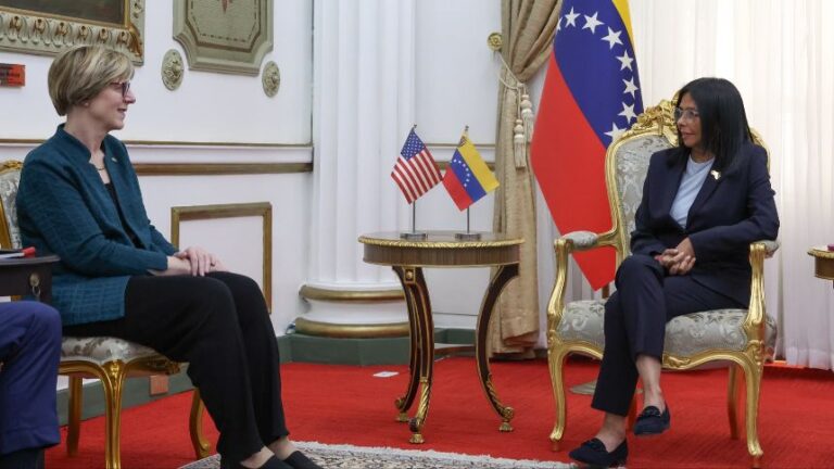 diálogo con Laura Dogu